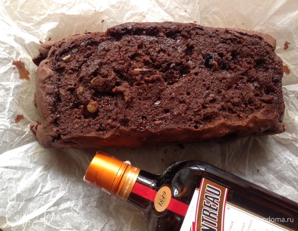 Срезать верхушку, пропитать ликером.