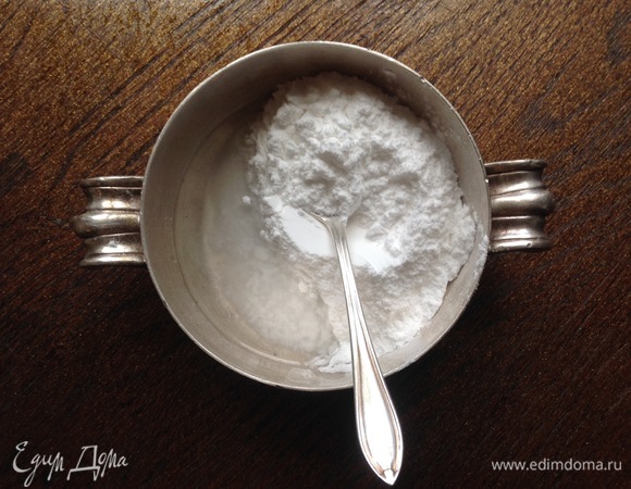 Пудру с ликером перемешать (у меня для глазури миндальный ликер).