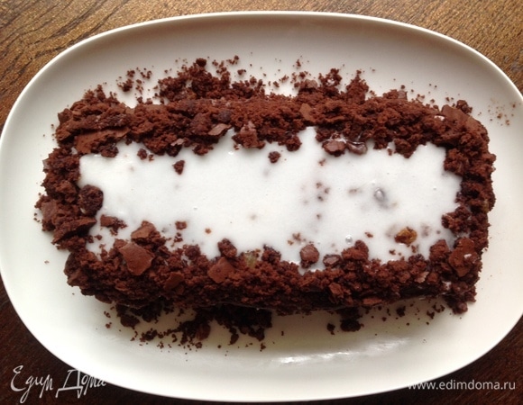 Верхушку раскрошить, по периметру кекса распределить.