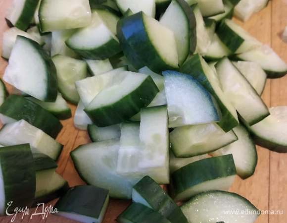 Нарезать огурцы. У меня был один длинноплодный и достаточно толстый, поэтому я нарезала четвертинками. Более мелкие огурцы можно резать полукольцами или кольцами.