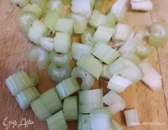 Нарезать стебли сельдерея.