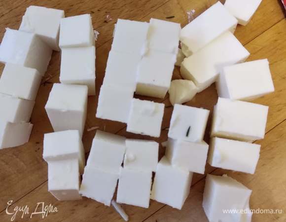 Нарезать брынзу кубиком.