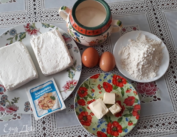Для приготовления домашней ватрушки нам понадобятся следующие ингредиенты: яйца, сахарный песок, мука, сода, ванилин, сливочное масло, творог 9%.