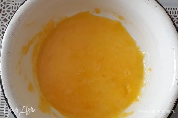 Готовим тесто. Смешиваем 2 яичных желтка с 2 ст. л. сахарного песка.