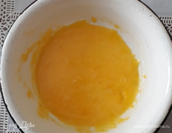 Готовим тесто. Смешиваем 2 яичных желтка с 2 ст. л. сахарного песка.