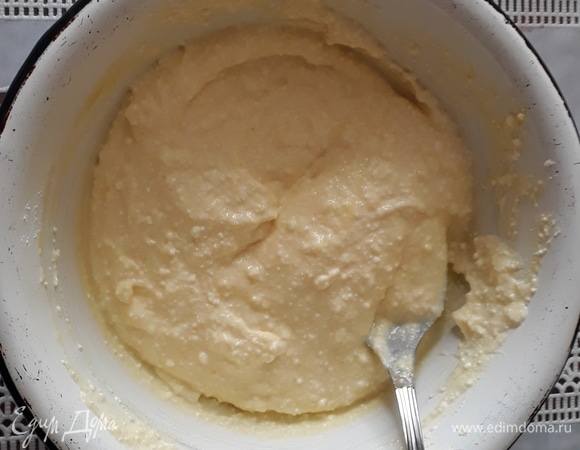 К полученной массе добавляем 200 г творога. Перемешиваем до однородной массы.