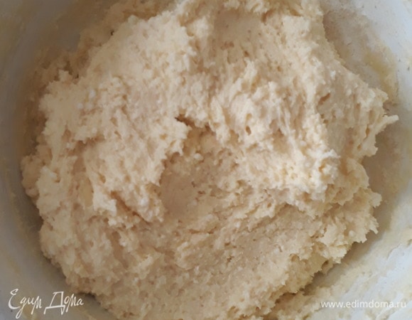 Постепенно вмешиваем соду, муку и размягченное сливочное масло. Как следует все перемешиваем. Тесто готово!