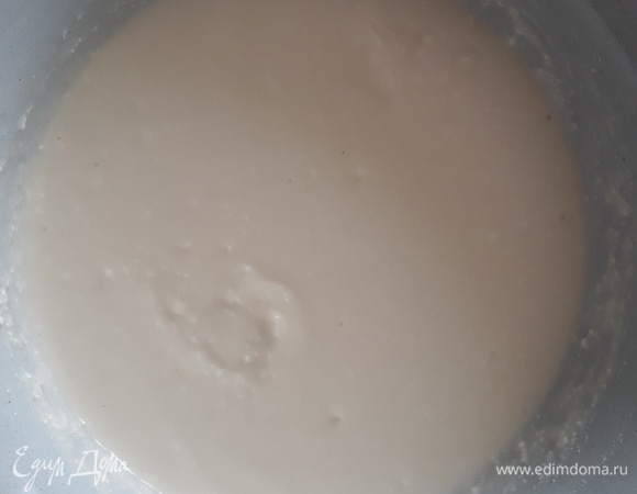 Для начинки смешиваем 2 яичных белка, 200 г творога, ванилин и 2 ст. л. сахарного песка.