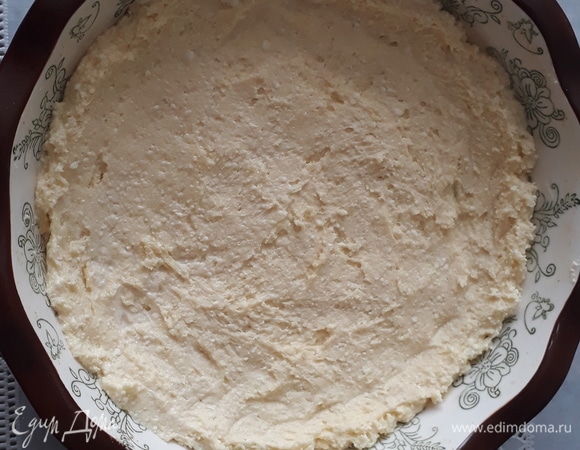 Форму для выпечки слегка смазываем сливочным маслом. Выкладываем тесто и немного поднимаем бортики.