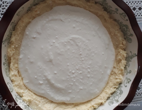 Выкладываем начинку до бортиков равномерно. Отправляем в разогретую до 180°C духовку примерно на 25–30 минут.