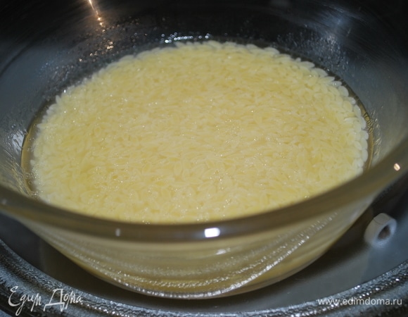 В посуду, которая подходит для микроволновой печи, засыпьте макароны орзо (80 г) и залейте кипятком ( 200 г), добавьте чайную ложку оливкового масла и посолите по вкусу. Поставьте посуду с макаронами в СВЧ печь (режим «Микроволны», 1000 Вт) на 3 минуты (крышкой закрывать посуду не надо). Через 3 минуты перемешайте макароны и еще поставьте на 2 минуты.