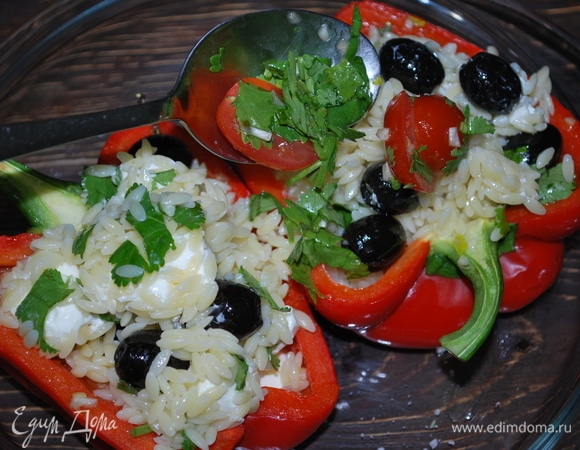 Поверх начинки выложите помидоры с оливковым маслом, чесноком и кинзой. Посыпьте свежемолотым черным перцем.