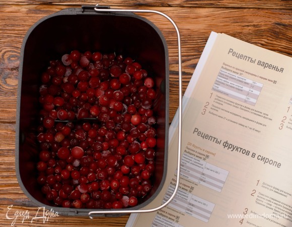 Поместить половину ягод в форму для выпечки.