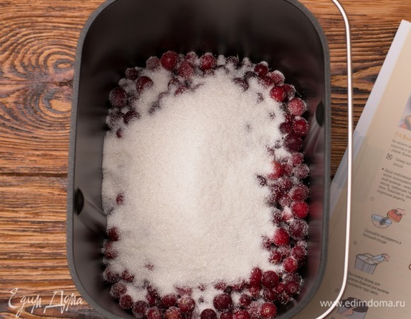 Затем добавить половину сахара.