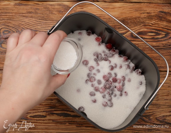 Посыпать пектином ингредиенты, находящиеся в форме для выпечки.