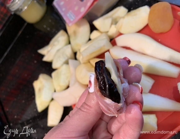 Возьмите дольку яблока (дольку груши, 1 курагу или 1 чернослив) и кусочек сыра, заверните их в бекон.