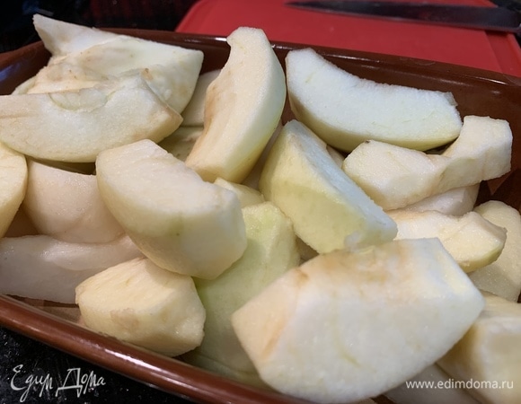 Яблоки для соуса положите в форму для запекания или заверните в фольгу и тоже запеките. Я запекала рулетики на верхнем уровне духовки, а яблоки на нижнем.