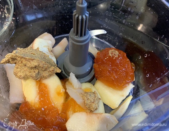 С помощью блендера или кухонного комбайна взбейте запеченные яблоки, горчицу и джем.