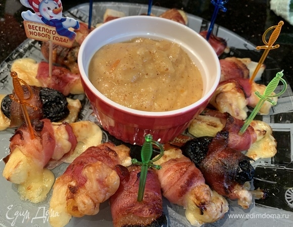 Подавайте горячие рулетики с яблочным соусом.