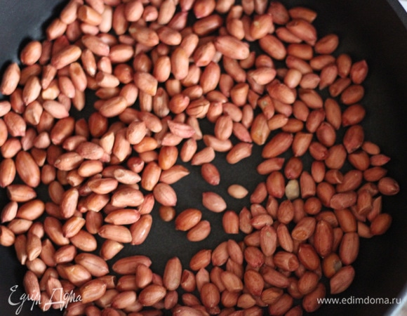 Арахис также обжариваю на сухой сковороде до готовности.