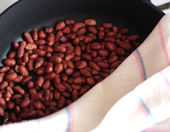 Когда цвет меняется на более темный и арахис начинает шелушится, снимаю с плиты и оставляю в сковородке, накрыв полотенцем. Так он доходит до готовности и никогда не пригорает.