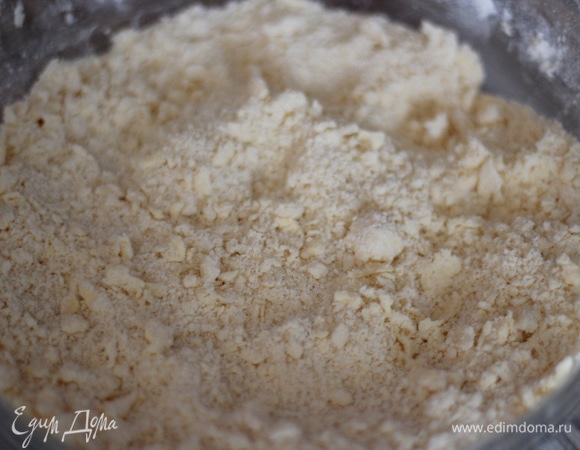 Холодное сливочное масло тру на терке в чашу с мукой, разминаю в мелкую крошку, добавляю соль, сахарную пудру.