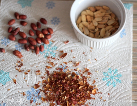 Тем временем наш арахис дошел до готовности. Очищаю его от шелухи и делю на половинки. Можно слегка измельчить скалкой, если не любите крупные кусочки.