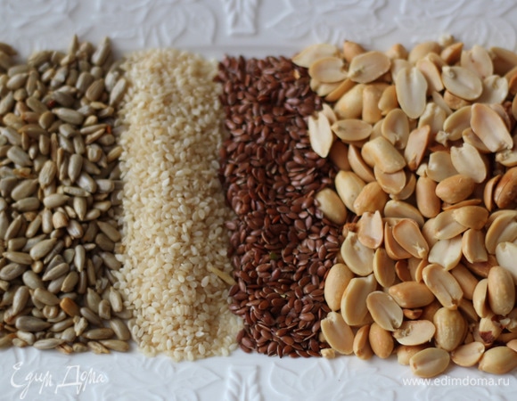 Приготовим наши семечки-орешки. Еще раз повторю: в рецепте указала очень примерное соотношение семян и орехов, вы можете взять любые, какие нравятся вам. Можно посыпать одним арахисом или, например,  семечками, а можно добавить мак. Импровизируйте!