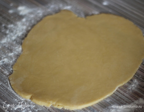 Достаю из холодильника тесто, отрезаю кусочек, раскатываю толщиной 0,5–0,8 мм.