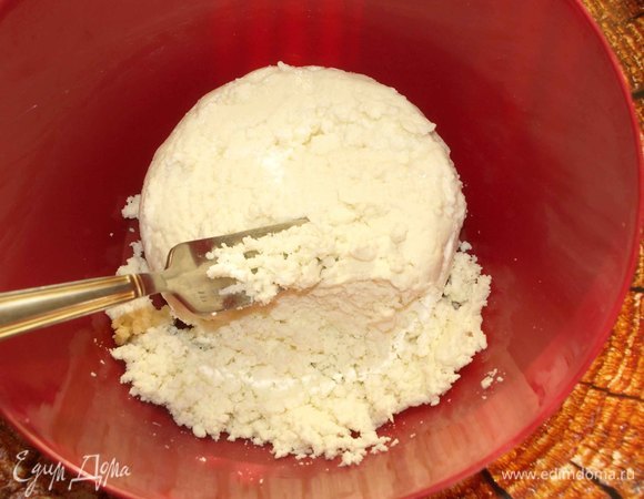 Рикотту хорошо размять вилкой.