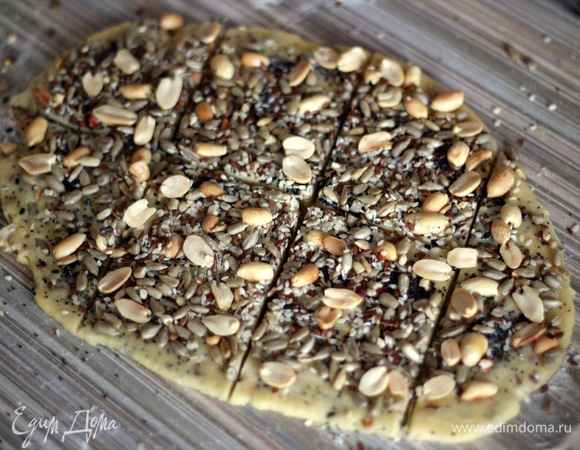 Когда теста останется последний кусочек, можно просто раскатать пласт, смазать белком, посыпать семечковой смесью и ножом разрезать на кусочки.