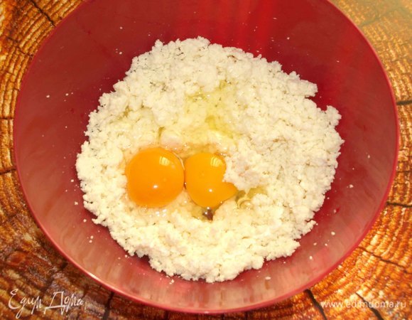 Добавить два куриных яйца и тщательно перемешать вилкой.