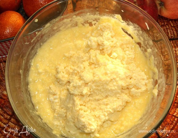 Соединяем рикотту с масляно-яичной массой. Хорошо перемешиваем.