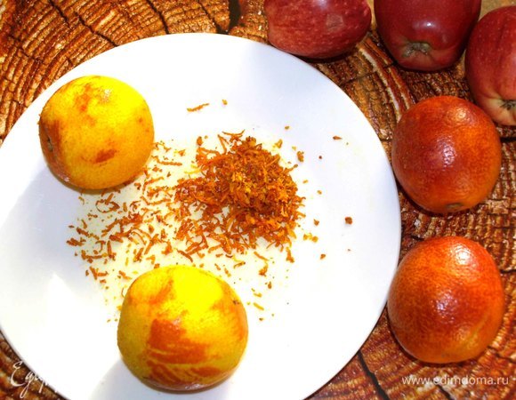 Два больших или четыре маленьких красных апельсина тщательно моем. Обсушить бумажными полотенцами и снять цедру.