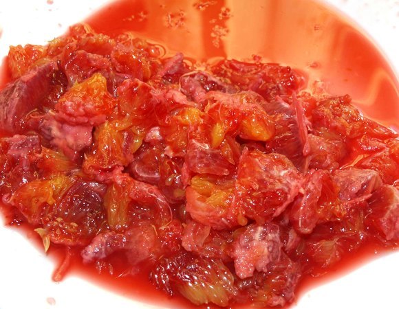 Разобрать апельсины на кусочки. Удалить перегородки, косточки. Сохранить весь сок.