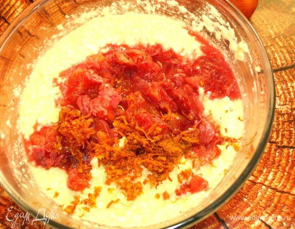 Добавить цедру и разобранные апельсины с сохраненным соком в подготовленную массу. Хорошо перемешать. Добавить просеянную муку с разрыхлителем, соль и ваниль по вкусу.