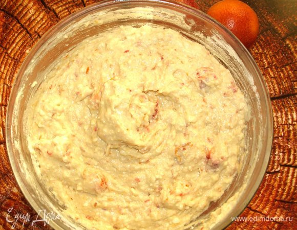 Хорошо перемешать. Отставить на несколько минут, пока подготовим яблоки. Яблоки тщательно вымыть, высушить, удалить сердцевину и нарезать на тонкие дольки.