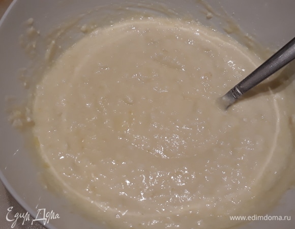 Вмешиваем в сахарно-яичную массу творог, сметану, муку. Доводим до однородного состояния. 