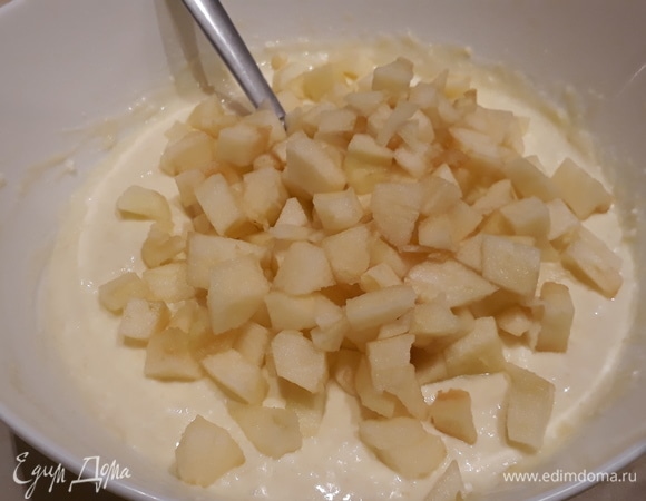 Яблоко очищаем и нарезаем кубиком. В полученную массу всыпаем яблоко и аккуратно перемешиваем.