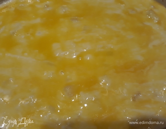 Форму для выпечки смазываем сливочным маслом. Выкладываем запеканку и сверху смазываем 1 яичным желтком. Ставим в разогретую до 180°C духовку примерно на 25 минут.