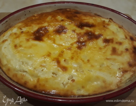 Румяная запеканка готова, нужно немного подождать, чтобы она остыла. Подать на стол можно со сметаной, вареньем или просто посыпать сахарной пудрой. Приятного аппетита!