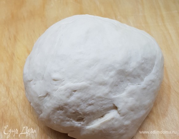 В теплом молоке развести дрожжи и сахар, дать постоять минут 5. Потом добавить растопленное сливочное масло и соль. Все перемешать. Постепенно добавлять муку. Сначала я думала, что муки мне потребуется больше, так как тесто липло к рукам. Но через несколько минут оно начало хорошо собираться в колобок, стало эластичным и перестало липнуть.