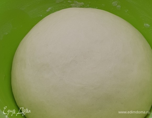 Оставить тесто для подъема в теплом месте на 2 часа. Через час обмять его. На фотографии тесто через 2 часа. Видно, что оно очень хорошо поднялось.