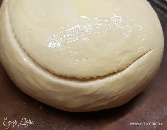 Растопить 1 столовую ложку сливочного масла и обильно смазать хлебушек. Можно сделать надрез. Выпекать 10 минут при 250°C, потом понизить до 200°C и печь еще 20 минут.