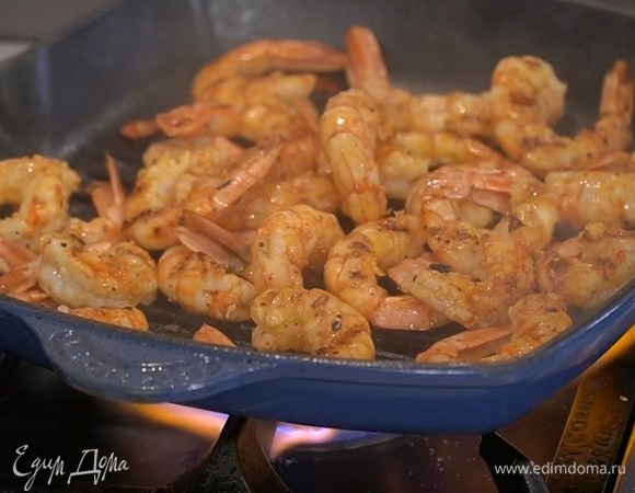 Обжаренный хлеб снять со сковороды-гриль и обжарить на ней замаринованные креветки до готовности.