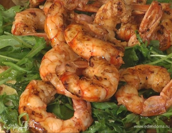 На хлеб выложить подготовленную зелень и креветки, сбрызнуть бальзамическим уксусом и оставшимся оливковым маслом.