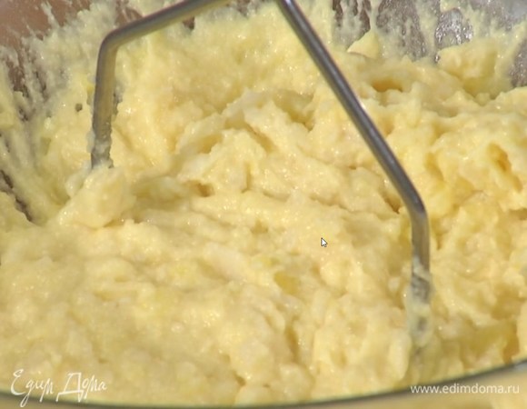 Приготовить клецки: картофель и корень пастернака почистить и отварить до готовности без соли, затем воду слить, добавить сливочное масло, чеснок и все слегка прогреть, разминая овощи ложкой, затем переложить в миску, ввести яйцо, всыпать 2 ст. ложки манки, муку и разрыхлитель, размять все толкушкой.