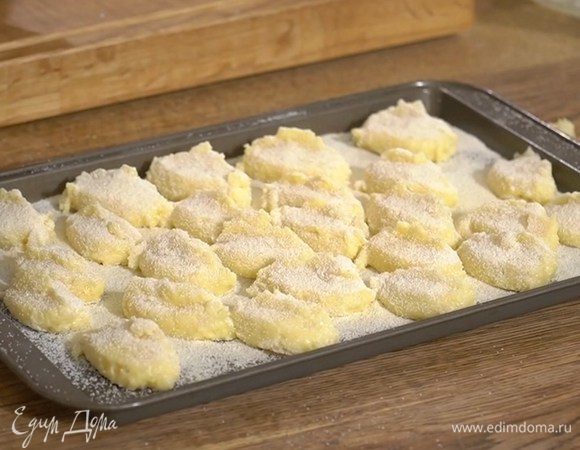 Половиной оставшейся манки присыпать глубокий противень, сформировать с помощью двух ложек небольшие клецки и выложить их на противень, присыпать оставшейся манкой и отправить в холодильник.