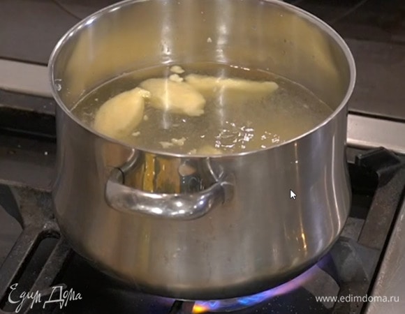 Вскипятить воду, добавить соль и отваривать клецки, пока не всплывут.