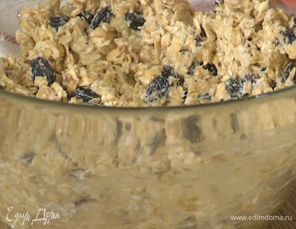 В глубокой миске соединить овсяные хлопья, изюм, яйца, предварительно размягченное сливочное масло, разрыхлитель и соль, вымешать все лопаткой.